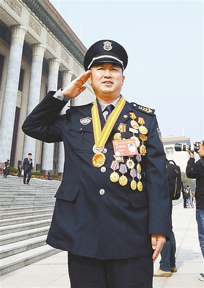 贾树庆代表孟大鹏代表许启金代表陶安代表本报记者 吴凡 摄"哇,一共有