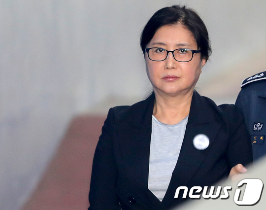 崔顺实弯腰跟记者打招呼还行注目礼:审判以来首次