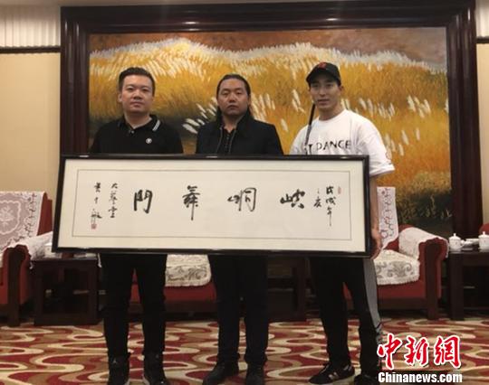 "崆峒派第十二代掌派人陈虎表示,通过此次街舞文化在崆峒山脚下"生根