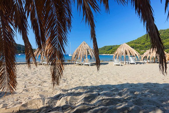 多拉克市场坐落于克罗地亚的首都萨格勒布,是一个备受