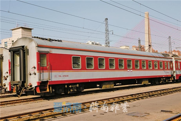 开行集中供电的空调客车,这种外表涂装为橘红色和白色相间的"红皮车"