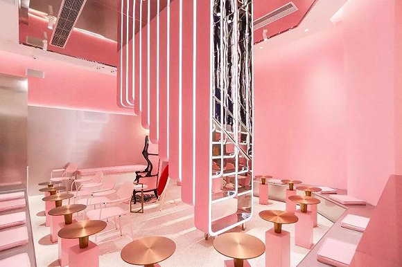 2017年,著名的网红奶茶店xi茶推出以ins粉主打的主题店heytea pink