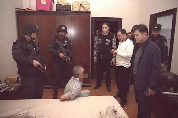 警方抓捕现场。图片来源：海南日报