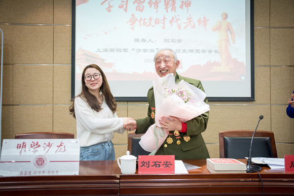 图说:88岁原新四军"沙家浜〃部队老战士刘石安走进沪上高校主讲思政课