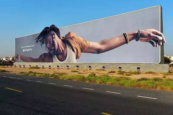 苹果airpods pro这组户外广告,还挺艺术