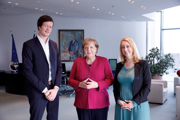 德国总理默克尔（中）接受了《明镜》周刊两位高级编辑梅兰妮·阿曼（Melanie Amann，右一）和弗洛里安·加特曼（ Florian Gathmann，左一）的采访