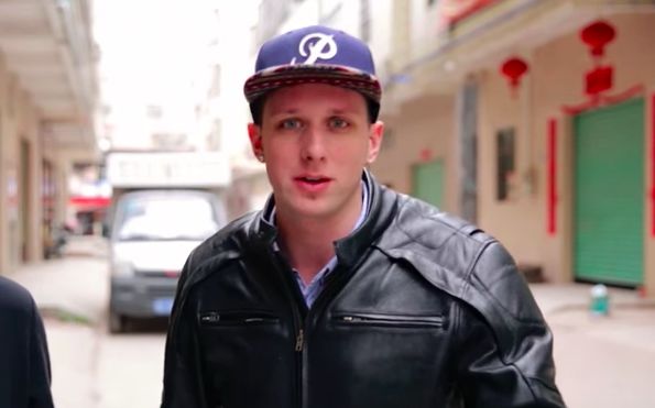 在YouTube上有两个老外专门黑中国,狂圈50万