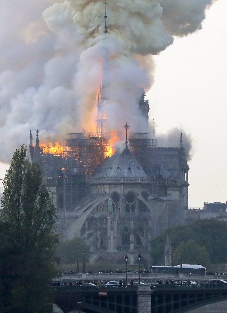 巴黎圣母院大火屋顶与塔尖被烧毁教堂内部首张照片曝光