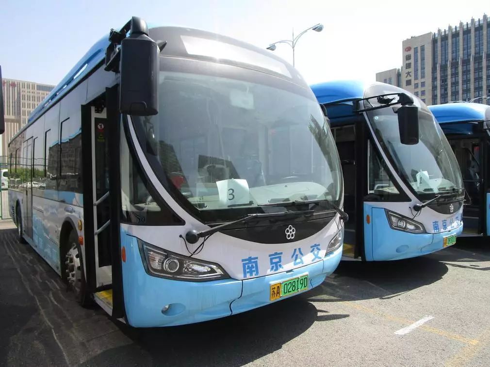 直击危机中的南京银隆工人连番讨薪吊车堵大门经观汽车