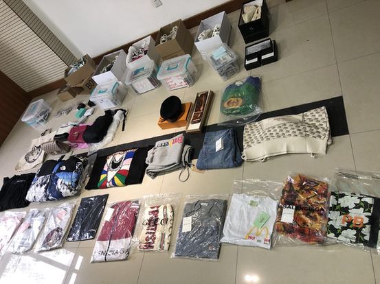lv高仿包包:销售高仿奢侈品案被破:查获7800件 涵盖LV等品牌 图为收缴的高仿奢侈品。