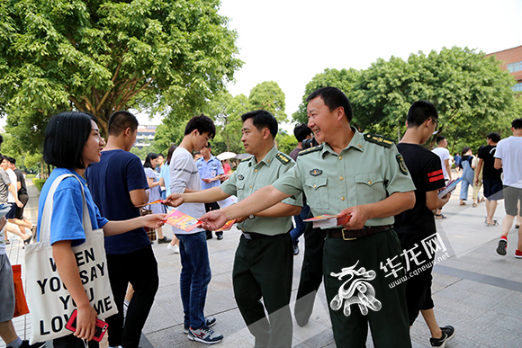 璧山:征兵宣传进高校 学子从戎热情高