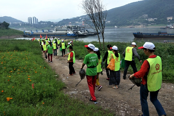 江北郭家沱街道六五环保在行动志愿者捡垃圾保护母亲河
