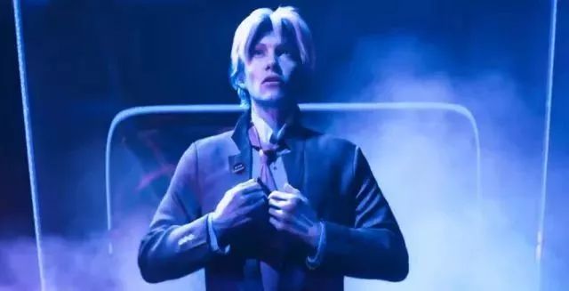 帕西法尔赴约时穿着的服装,出自不为人知的cult神片《天生爱神》.