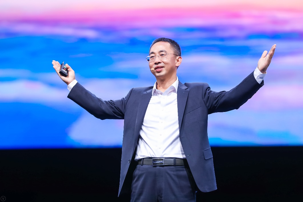 华为Cloud & AI产品与服务总裁侯金龙发表主旨演讲