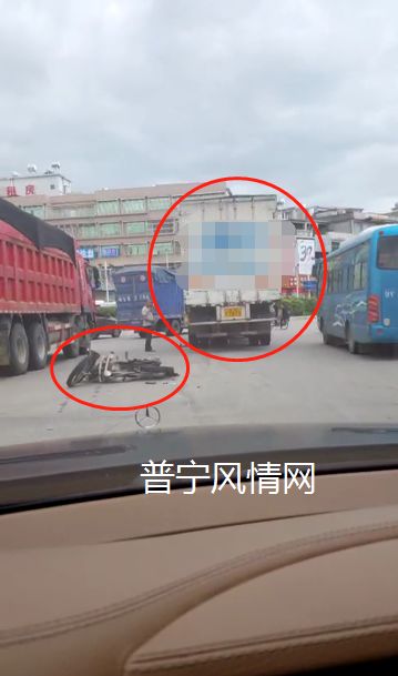 洪阳一女子被大货车拖行数米,生命岌岌可危!