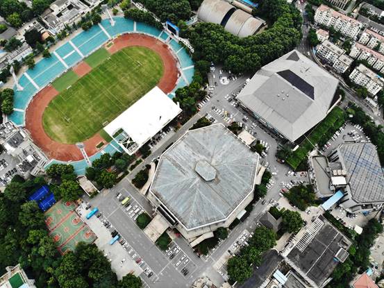 五台山体育场田径竞赛主要场地铺设完毕