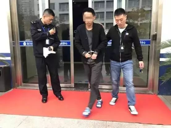 回过神来的常先生立刻下楼,要求这名男子出示警察证并报出自己的警号.