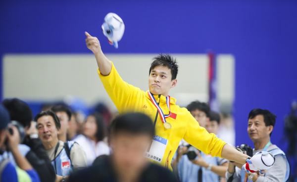 孙杨将吉祥物抛给观众。