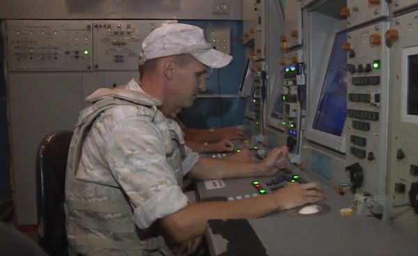 赫梅米姆空军基地内正在工作的俄军防空部队官兵。（视频截图）