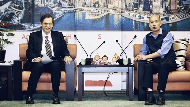 陈明通（左）与韩国瑜  图自《联合报》