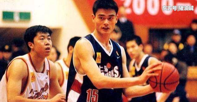 进入NBA火箭队之前,姚明在CBA打了5年,当时