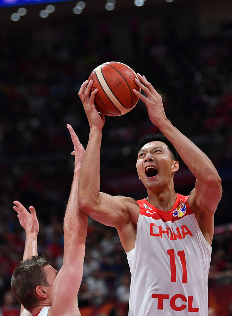 中国队11号易建联飞身上篮.