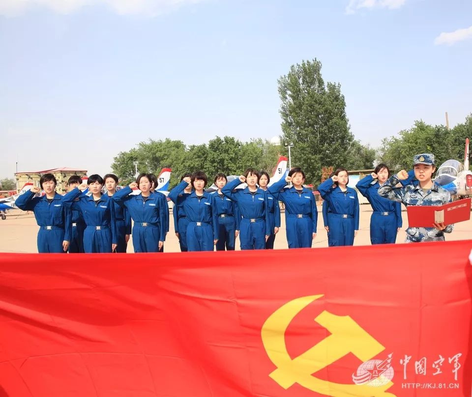 刘威摄为人民空军增添新的战斗血液■空军哈尔滨飞行学院院长 吴惠明