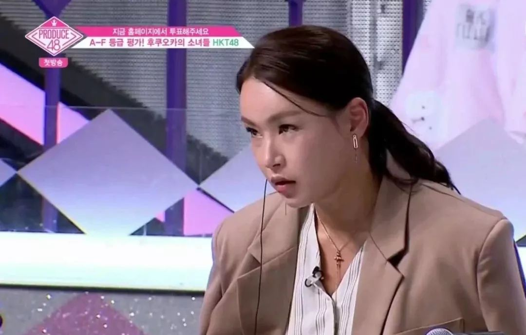 看完hkt48表演后的裴允贞一时语塞,另一位女评委也直摇头,在场的日本