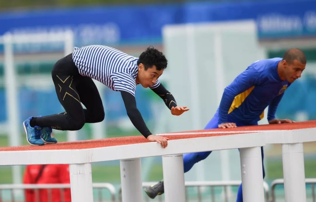 在武汉进行的第七届世界军人运动会海军五项男子和女子障碍接力比赛中