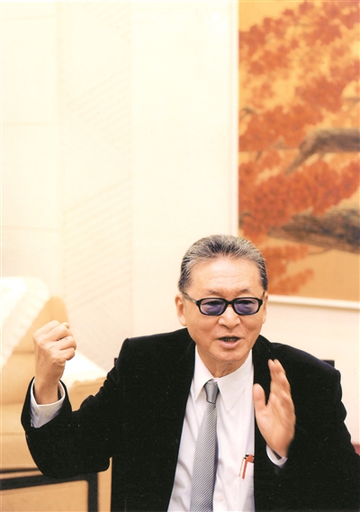 李敖生平简介李敖1935年4月25日生于哈尔滨,吉林省扶余县人,1937年迁