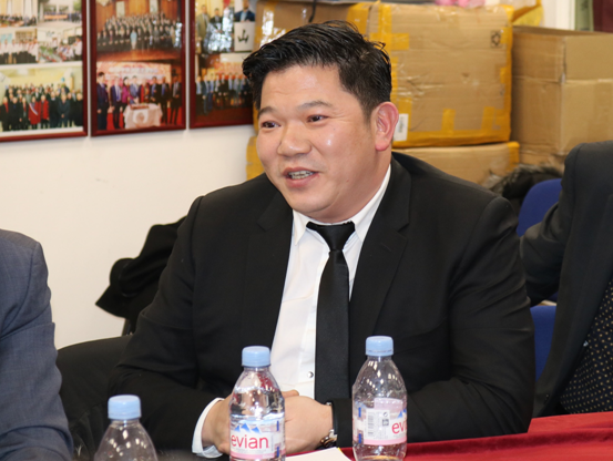 余劲松公使走访欧拜赫维利耶市华人商圈