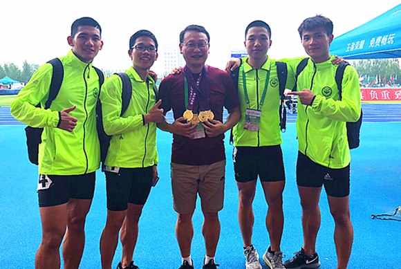 我校政务学院2017级本科生周国兴(第一棒),李文杰(第二棒),政务学院