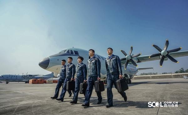 运9唯一女机长 率编队穿越雷暴|陈金兰|机长|飞行员_新浪新闻