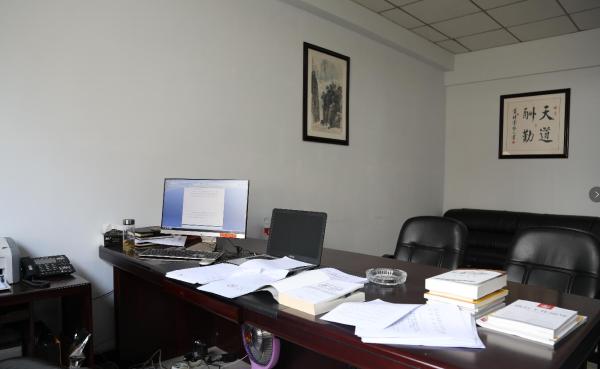 宗云的办公桌上摆满了工作资料. 武隆区人民法院 图