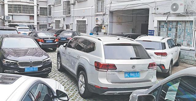 "近来,接连有市民向我们反映,小区乱停车现象普遍,已经严重影响大家的