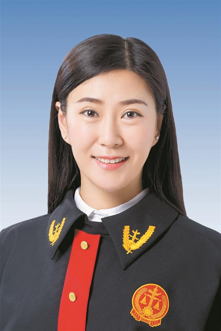 李雯深圳晚报记者 高灵灵在深圳市宝安区人民法院,李雯和她的团缎有