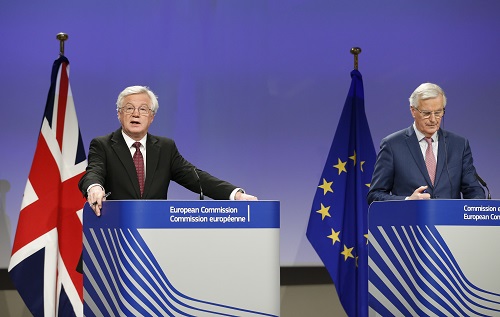 2018年3月19日，在比利时布鲁塞尔欧盟总部，英国“脱欧”事务大臣戴维斯（左）与欧盟首席“脱欧”谈判代表巴尼耶出席新闻发布会。 新华社记者叶平凡摄