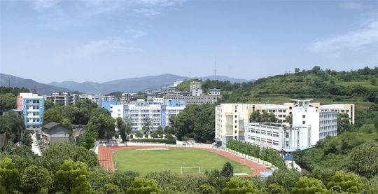 广元市实验中学:田老先生就是我们的亲人 12年前亲自为学校授牌