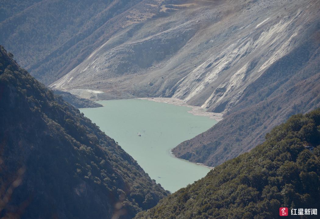 直击现场 :堰塞体泄流槽已过流 金沙江如青龙蜿蜒|青龙|泄流|堰塞湖