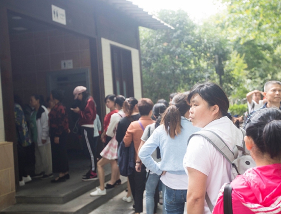 西湖景区里,许多女厕所前都排起了长队.