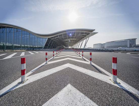 2018年12月31日23:56,随着ho1262航班顺利降落在浦东机场第4跑道,上海