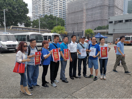 大批香港民众来到葵涌警署慰问警察 环球时报-环球网赴香港特派记者 杨升/摄