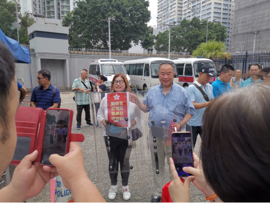 大批香港民众来到葵涌警署慰问警察 环球时报-环球网赴香港特派记者 杨升/摄