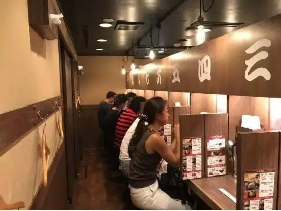 男充气娃娃:5/1单身到死 向充气娃娃需求慰藉的日本男人 (单人餐厅)