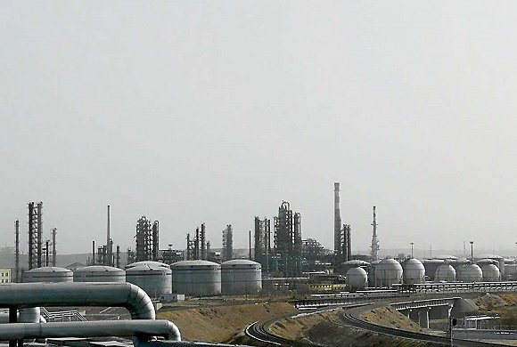位于宁夏宁东能源化工基地的宝塔石化炼厂。拍摄:侯瑞宁