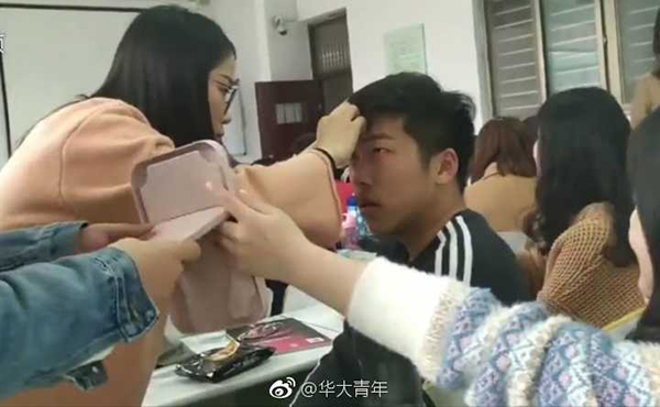 学生正在学习化妆。