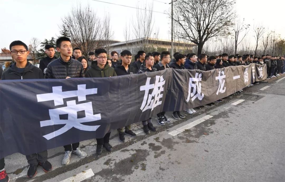 泪别英雄!烈士王成龙,我们送你回家!
