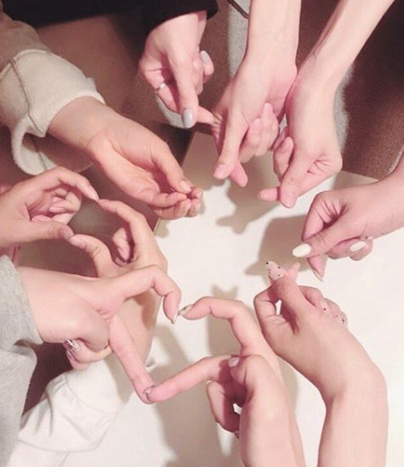 少女时代8人合体 金泰妍林允儿徐珠贤手指比心宣告"永远的少女时代"