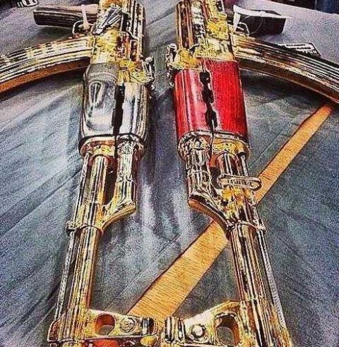 墨西哥毒贩网上炫富:玩镀金ak47 养狮子当宠物