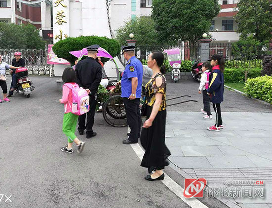 集中整治采取流动巡查与定点执勤相结合的方式,重点对芙蓉小学,黔城完